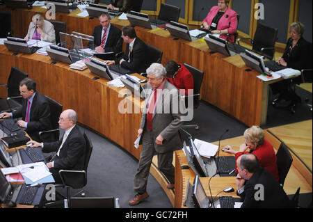 L'ex primo ministro del Galles Rhodri Morgan entra a Cardiff, dove Carwyn Jones ha pronunciato il suo primo discorso come nuovo primo ministro del Galles. Foto Stock