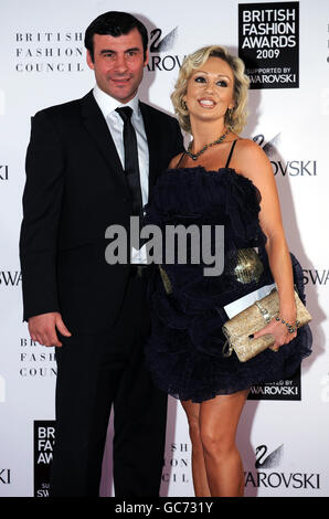 Joe Calzaghe e Kristina Rihanoff arrivano per i British Fashion Awards al Royal Courts of Justice, Londra. Foto Stock