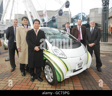 (Da sinistra a destra) Martyn Mangan (AWM), Ryuichi Hasuo, Genichiro Nishina (Mitsubishi Motors), Andrew Everett, David Bott e Neil Butcher al lancio della Mitsubishi i-MiEV auto elettrica a Birmingham. Foto Stock