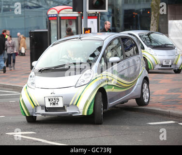 Il lancio della Mitsubishi i-MiEV auto elettrica in Birmingham Foto Stock