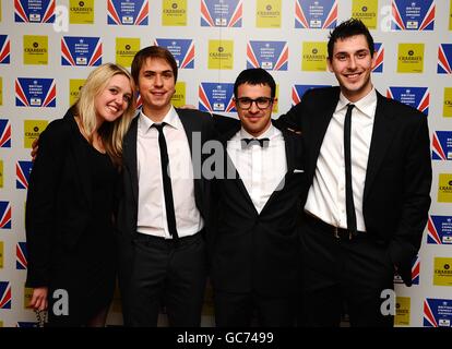 Il cast degli Inbetweeners (da sinistra a destra, Emily Head, Joe Thomas, Simon Bird e Blake Harrison) arriva per i British Comedy Awards 2009 presso gli studi televisivi di Londra Foto Stock