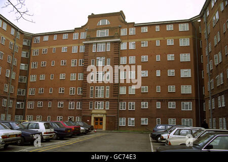 IL BLOCCO DI APPARTAMENTI A STAMFORD BROOK, LONDRA OCCIDENTALE, ERANO 11 ANNI GEMMA GIBSON È STATO TROVATO DA SOLO NELLA SUA CASA. LA POLIZIA STA CERCANDO DI RINTRACCIARE LA MADRE DI GEMMA, YASMIN GIBSON, CHE CREDE SIA IN SPAGNA. Foto Stock