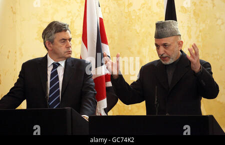 Il primo ministro Gordon Brown ascolta la voce del presidente Hamid Karzai in una conferenza stampa alla base aerea di Kandahar a Kandahar, Afghanistan. Foto Stock