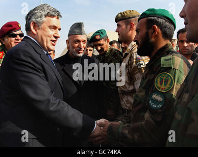 Il primo ministro Gordon Brown e il presidente afgano Hamid Karzai incontrano le truppe afghane e britanniche presso la base aerea di Kandahar a Kandahar, Afghanistan. Foto Stock