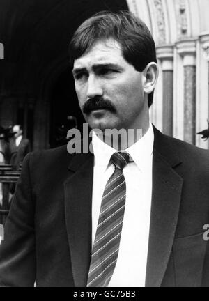 Bandito il cricketer inglese Graham Gooch a Londra dove sta facendo causa al giornale del sole nella corte alta per il diffamazione, sopra le accuse fatte mentre stava giocando in Sudafrica Foto Stock