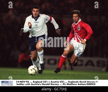 14-NOV-95, Inghilterra U21 contro Austria U21. Englands David Unsworth combatte con Harald Gerney in Austria Foto Stock