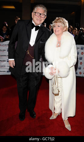 Gloria Hunniford e suo marito Stephen Way che arrivano al Variety Club Showbiz Awards 2009, Grovestor House Hotel, Park Lane, Londra. Foto Stock