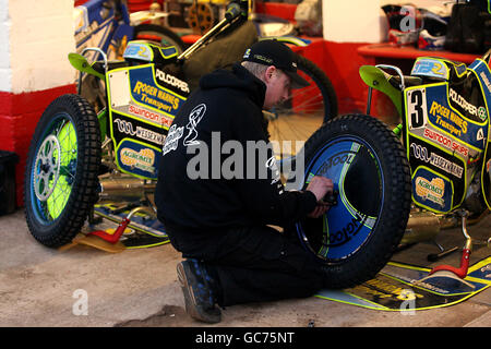 Speedway - il Campionato Elite League Riders 2009 - Swindon v Wolverhampton - Abbey Stadium. Un meccanico lavora su una bicicletta Foto Stock