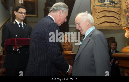 Il Principe del Galles premia il Dott. Keith Howard, medaglia per la Filantropia artistica presso Clarence House, nel centro di Londra. Foto Stock