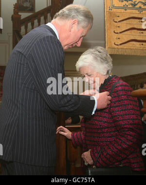 Il Principe del Galles premia la signora Mary Weston CBE, medaglia per la Filantropia delle Arti alla Clarence House, nel centro di Londra. Foto Stock