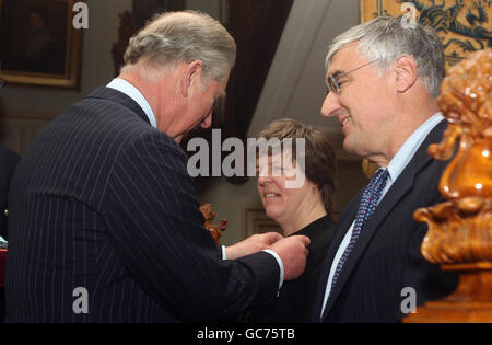 Il Principe del Galles premia Michael e Dorothy Hintze medaglie per la Filantropia artistica alla Clarence House, nel centro di Londra. Foto Stock