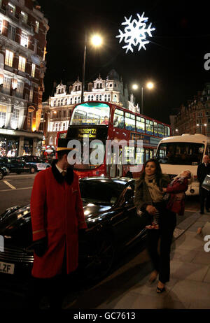 Un fiocco di cristallo Swarovski di cinque metri, fatto di 10,000 elementi Swarovski cristallizzati e progettato dal principale lighting designer Ingo Maurer, è illuminato sulle strade di Knightsbridge a Londra. Foto Stock