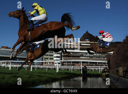 Il Riverside Theatre guidato da Barry Geraghty (a destra) salta al terzo posto la prima volta intorno al campo e continua a vincere la Rooney/Hall Beginners' Chase durante il Winter Festival all'ippodromo di Newbury, Berkshire. Foto Stock