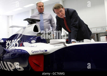 Lord Mandelson (a destra) e l'ingegnere capo Patrick Head con una delle auto storiche della Williams F1 durante una visita alla sede centrale del team di Wantage, Oxfordshire. Foto Stock