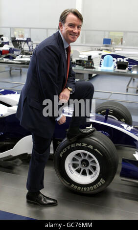 Lord Mandelson con una delle storiche vetture Williams F1 durante una visita alla sede centrale delle squadre di Wantage, Oxfordshire. Foto Stock