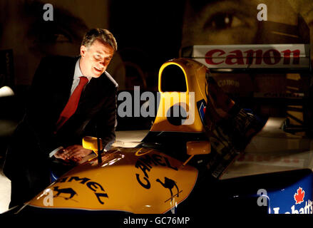 Lord Mandelson con una delle storiche vetture Williams F1 durante una visita alla sede centrale delle squadre di Wantage, Oxfordshire. Foto Stock