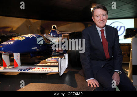 Lord Mandelson con una delle storiche vetture Williams F1 durante una visita alla sede centrale delle squadre di Wantage, Oxfordshire. Foto Stock