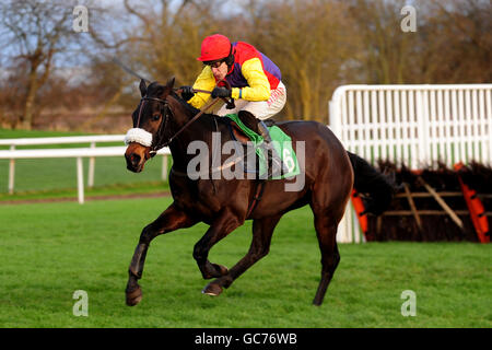 Quinte Du Chatelet guidato da Tom Scudamore vince l'Holiday Lounge al Lutterworth handicap Hurtle durante il giorno del mercato di Natale all'Ippodromo di Uttoxeter. Foto Stock