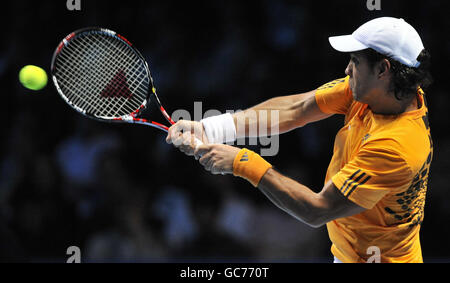 Fernando Verdasco in azione in Spagna durante le finali dell'ATP World Tennis Tour di Barclay alla O2 Arena, Londra. Foto Stock