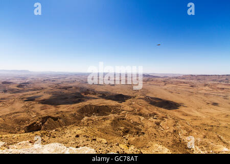 Nazionale parco geologico HaMakhtesh HaRamon - Ramon cratere si trova il più grande cratere- Erosione geologica terra forma in Israele . Foto Stock