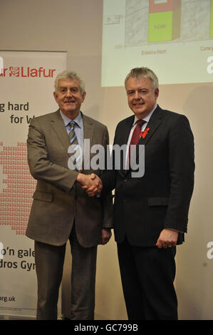 Carwyn Jones (a destra), membro dell'Assemblea gallese di Bridgend, stringe le mani con Rhodri Morgan, che è succeduto come leader del Partito laburista in Galles. Foto Stock