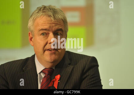 Carwyn Jones, membro dell'Assemblea gallese di Bridgend, dà un discorso di accettazione a Cardiff dopo essere succeduto a Rhodri Morgan come leader del Partito laburista in Galles. Foto Stock