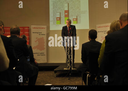 Carwyn Jones, membro dell'Assemblea gallese per Bridgend, dà un discorso di accettazione, davanti ad una proiezione a barre che indica la sua percentuale, nella colonna centrale, di voti per la corsa alla leadership, a Cardiff dopo il successo di Rhodri Morgan come leader del Partito Laburista in Galles. Foto Stock