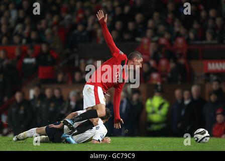 Calcio - Carling Cup - Quarter Final - Manchester United v Tottenham Hotspur - Old Trafford. Federico Macheda (a destra) del Manchester United e David Bentley di Tottenham Hotspur lottano per la palla Foto Stock