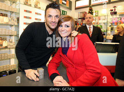 Peter Andre firma il suo nuovo profumo per Cara Faith, 18 anni, presso il negozio di profumi nel centro Victoria di Belfast. Foto Stock