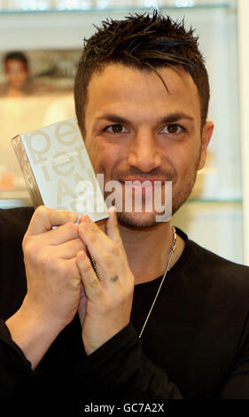 Peter Andre nell'Ulster. Peter Andre lancia il suo nuovo profumo, incondizionato, al Perfume Shop nel centro Victoria di Belfast. Foto Stock