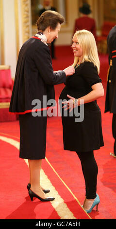 Badminton Sensation Gail EMMS riceve un MBE dalla Principessa Royal per la sua straordinaria carriera sportiva durante la cerimonia di investitura a Buckingham Palace a Londra. Foto Stock