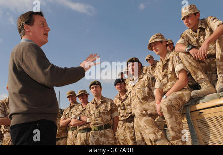 Il leader del Partito conservatore David Cameron incontra i soldati britannici al quartier generale della Task Force Helmand a Lashkar Gah, dove incontrò capi militari e visitò un centro di distribuzione dei semi di siero di latte per aiutare gli agricoltori locali a uscire dalla produzione di papavero. Foto Stock