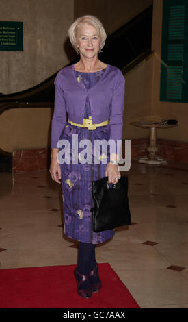 Dame Helen Mirren arriva per il pranzo Women in Film and Television Awards al Park Lane Hilton, nel centro di Londra. PREMERE ASSOCIAZIONE foto. Data foto: Venerdì 4 dicembre 2009. Ha ricevuto il Working Title Films Lifetime Achievement Award. Vedi i premi DI PRESENTAZIONE della storia di PA. Il credito fotografico dovrebbe essere: Yui Mok/PA Foto Stock