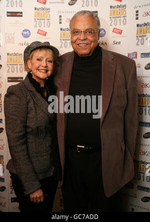 James Earl Jones e la moglie Cecilia Hart al What's on Stage 2010, nomine teatrali al Cafe de Paris, Londra. Foto Stock