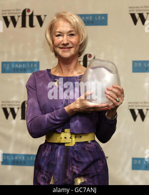 Dame Helen Mirren con il Working Title Films Lifetime Achievement Award al Women in Film and Television Awards Luncheon al Park Lane Hilton, nel centro di Londra. Foto Stock