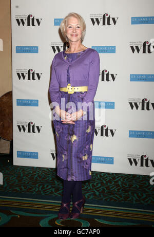 Dame Helen Mirren dopo aver vinto il premio Working Title Films Lifetime Achievement Award al Women in Film and Television Awards, pranzo al Park Lane Hilton, nel centro di Londra. Foto Stock