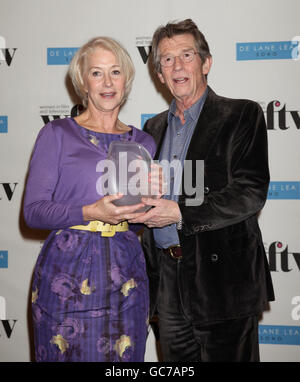 Dame Helen Mirren con il Working Title Films Lifetime Achievement Award, che le è stato consegnato da John Hurt, al pranzo Women in Film and Television Awards presso il Park Lane Hilton, nel centro di Londra. Foto Stock