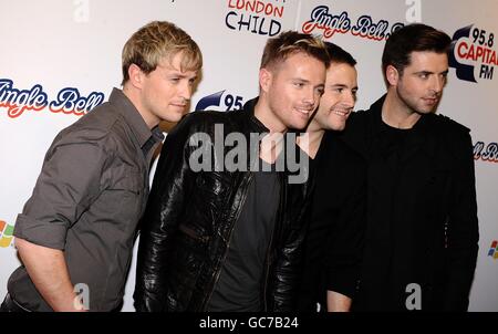 Westlife (da sinistra a destra, Kian Egan, Nicky Byrne, Shane Filan e Mark Feehily) nella sala stampa della sfera della Campana di Jingle della capitale FM all'Arena O2 di Londra. Foto Stock