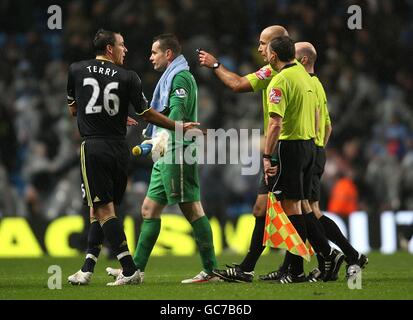 John Terry di Chelsea (a sinistra) discute con l'arbitro Howard Webb (3° a destra) mentre lasciano il campo di gioco a metà tempo Foto Stock