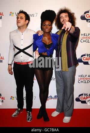 Jamie Morrison (a destra), Shingai Shoniwa (al centro) e Dan Smith dei Noisettes nella sala stampa della sfera della Campana di Jingle della capitale FM alla O2 Arena di Londra. Foto Stock