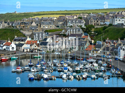 Findochty Harbour con città dietro a Moray Firth, Scozia, Gran Bretagna Foto Stock