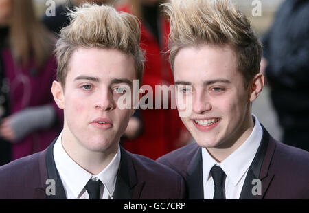 John e Edward Grimes, alias Jedward, arrivano per i Woman's Own Children of Courage Awards all'Abbazia di Westminster, Londra. Foto Stock