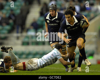 Rugby Union - Nomura Varsity Match 2009 - Oxford University / Cambridge University - Twickenham. Nick Haydon (a destra) della Oxford University è affrontato da Doug Rowe della Cambridge University durante il Nomura Varsity Match a Twickenham, Londra. Foto Stock