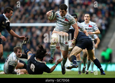 Rugby Union - Nomura Varsity Match 2009 - Oxford University / Cambridge University - Twickenham. Il ben Maidment of breaks di Cambridge attraverso l'incontro di John-Henry carter di Oxford durante il Nomura Varsity Match a Twickenham, Londra. Foto Stock