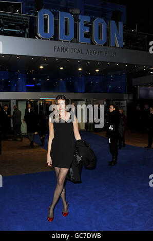 Lisa Snowdon si pone con gli occhiali Real 3D coke Zero in edizione speciale alla prima mondiale di Avatar, all'Odeon, Leicester Square, Londra. Foto Stock