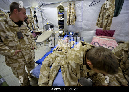 I soldati del 2° Regiment reale dei carri armati si rilassano in sistemazioni di transito mentre si preparano a lasciare il Bastione del campo nella provincia di Helmand, Afghanistan, dopo un tourn di sei mesi estenuante. Foto Stock