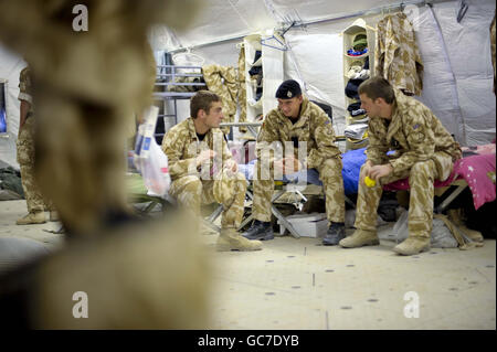 I soldati del 2° Regiment reale dei carri armati si rilassano in sistemazioni di transito mentre si preparano a lasciare il Bastione del campo nella provincia di Helmand, Afghanistan, dopo un tourn di sei mesi estenuante. Foto Stock