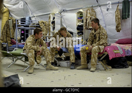 I soldati del 2° Regiment reale dei carri armati si rilassano in sistemazioni di transito mentre si preparano a lasciare il Bastione del campo nella provincia di Helmand, Afghanistan, dopo un tourn di sei mesi estenuante. Foto Stock