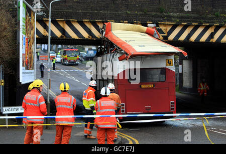 Un autobus a due piani pieno di bambini della scuola ha avuto il suo tetto strappato fuori quando ha urtato con un ponte. L'autobus si è schiantato nel ponte ferroviario a Lancaster Road, Leicester, intorno alle 10.30. Foto Stock