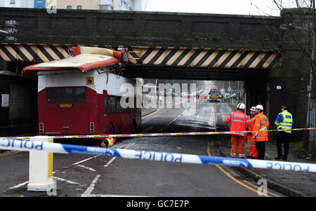 Un autobus a due piani pieno di bambini della scuola ha avuto il suo tetto strappato fuori quando ha urtato con un ponte. L'autobus si è schiantato nel ponte ferroviario a Lancaster Road, Leicester, intorno alle 10.30. Foto Stock